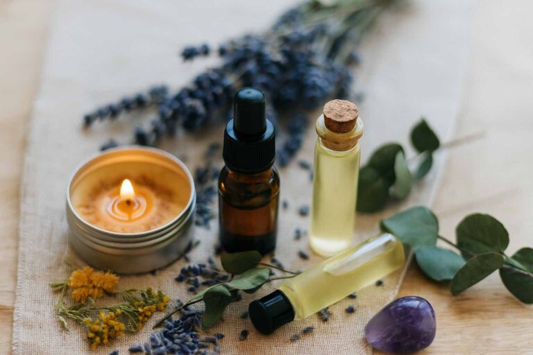 Huiles essentielles naturelles avec bougie et lavande séchée pour l’accompagnement bien-être